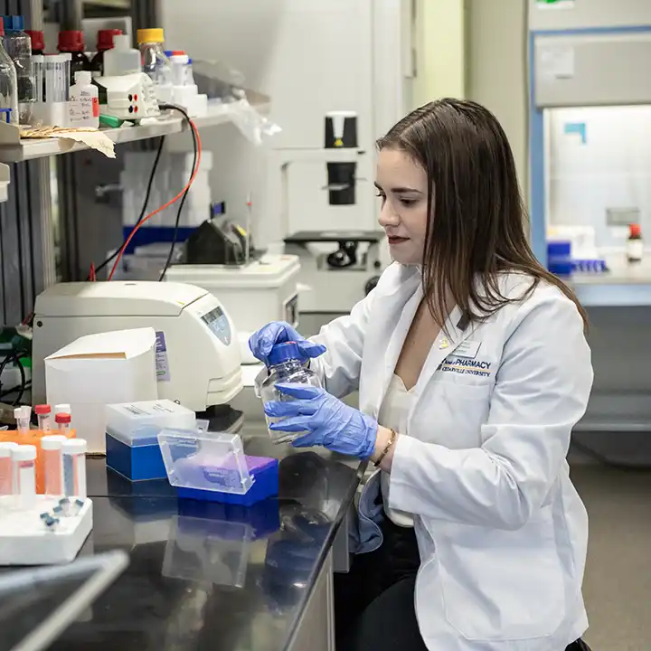 Female pharmacy student working in the lab.