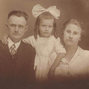 Geraldine Henry, center, with her dad, William, and her mom, Cora