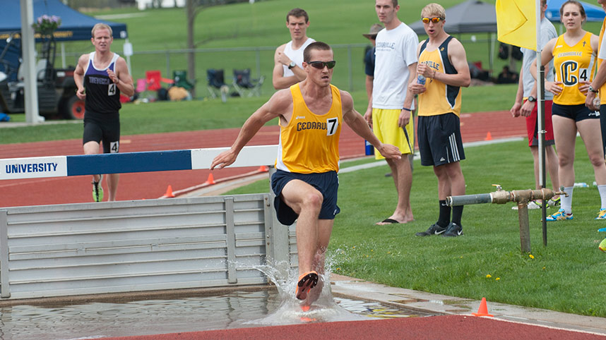 Dan Michalski competing in steeplechase at the 2015 G-MAC Championships