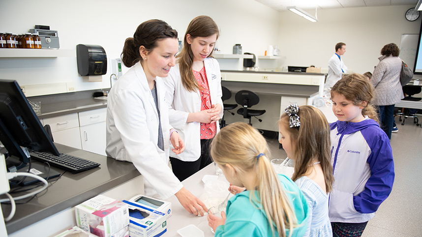 Homeschoolers learn from professional pharmacy students in 2018