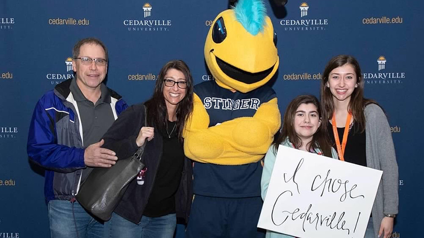 Arielle Wenig and her family posing with Stinger on Getting Started Weekend freshman year.