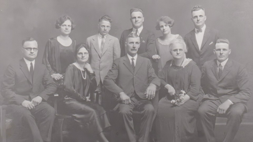 The Collins family circa 1925, including Andrew Collins (seated, middle), Hannah Dow’s great-great-great-grandfather.