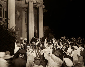 Historic photo of Orville Wright's home in Dayton surrounded by a crowd as Charles Lindbergh visits Hawthorne Hill.