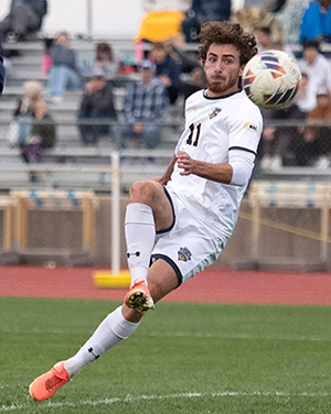 Matthew Leo kicking for a goal.