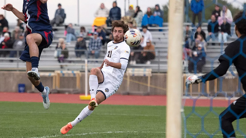 Matthew Leo kicking for a goal.