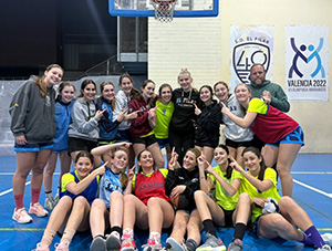 Cassi Shields with a highschool girl's basketball team in Spain.