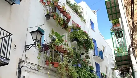 alley in Valencia, Spain - photo taken by Warner Litrenta in 2022