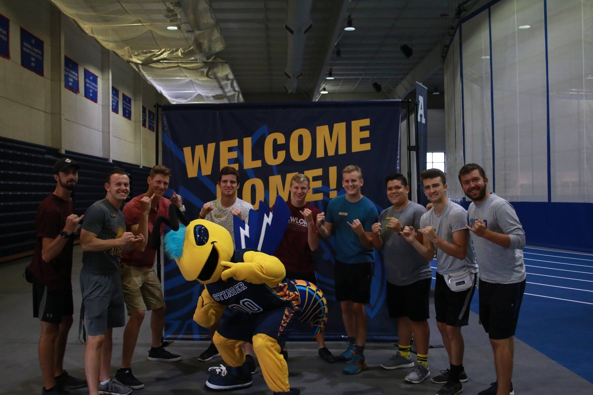 Students pose with Stinger during Getting Started