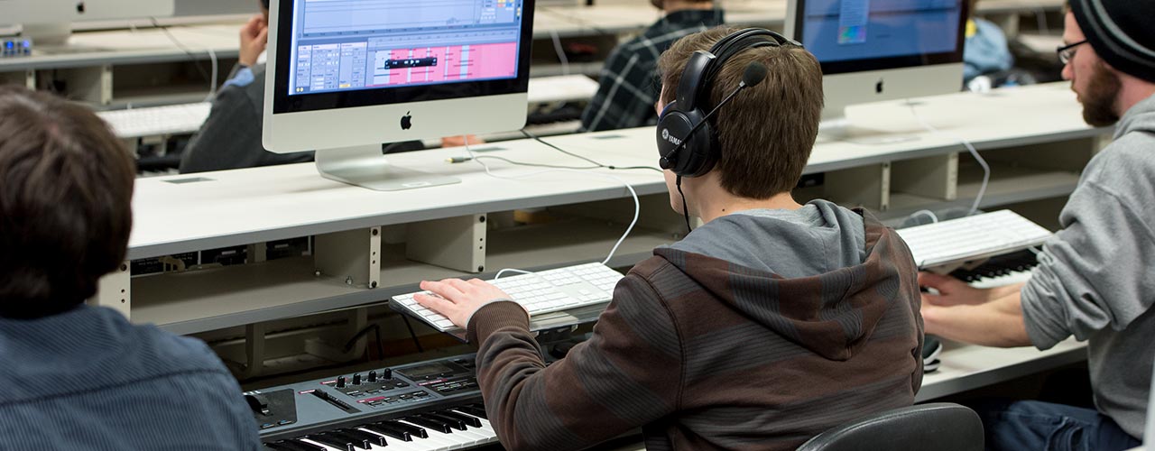 Student records music from a keyboard on a computer