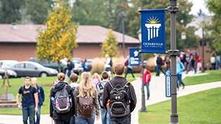 Students walking down the sidewalk on campus